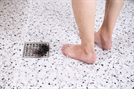 "맨발로 샤워하면 절대 안돼"…세균 득실득실하다는 '이곳', 어디길래?