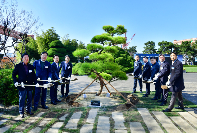 정기선 회장을 비롯한 HD현대 임직원들이 19일 울산 HD현대중공업에서 ‘선박 5000척 인도 기념행사’를 열고 단체로 주먹을 쥐며 파이팅을 외치고 있다. 사진 제공=HD현대