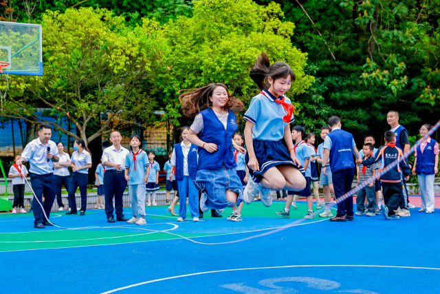 지난 9월 중국 사천에 위치한 한 초등학교에서 진행된 현대차 '꿈의 교실' 후원 사업에 참여한 자원봉사자들이 학생들과 체육 활동을 하고 있다. 사진 제공=현대차