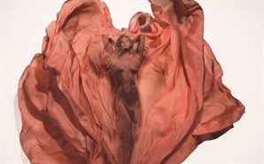 사진작가 솔베 선즈보가 만든 ‘2026년 피렐리 캘린더’, 체코 프라하서 최초 공개