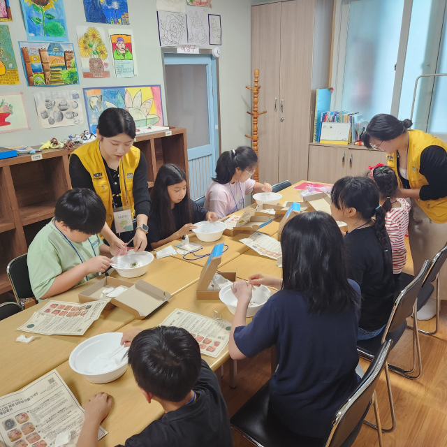 9기 KOEN 대학생봉사단이 지역 아동복지시설을 방문해 학습 지도를 하는 모습. 사진 제공=한국남동발전