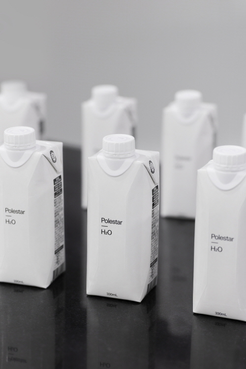 테트라팩 코리아의 커스텀 디자인 종이팩 생수 ‘폴스타워터’