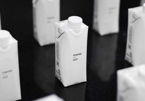 테트라팩 코리아의 커스텀 디자인 종이팩 생수 ‘폴스타워터’
