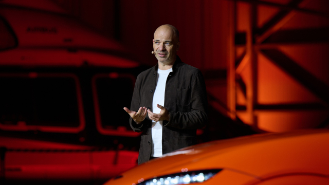 루크 동커볼케 현대차그룹 글로벌디자인본부장(CDO) 겸 최고크리에이티브책임자(CCO) 사장이 20일(현지 시간) 프랑스 폴리카르서킷에서 열린 ‘마그마 월드 프리미어’ 행사에서 제네시스 ‘마그마 GT 콘셉트’를 소개하고 있다. 사진제공=제네시스