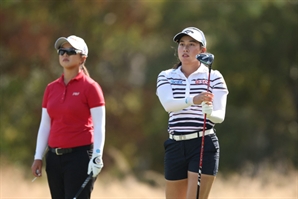 ‘6타차 선두’ 티띠꾼 ‘2년 118억’ 대박 눈앞…‘4위 김세영’ ‘5위 이소미’는 ‘준우승 15억’ 놓고 ‘2위 코르다’와 마지막 승부