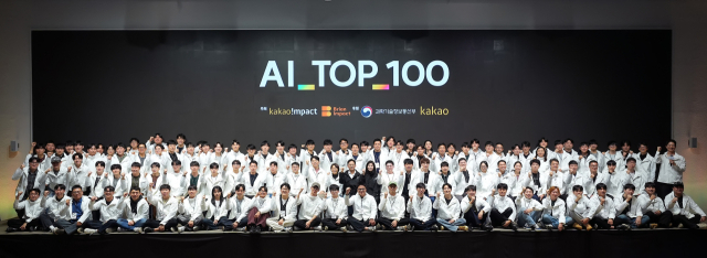 22일 경기도 용인시 카카오 AI캠퍼스에서 ‘AI 톱(TOP) 100’ 경진대회 본선 행사장에서 경진대회 참가지들과 주최 측 관계자들이 한 자리에 모여 화이팅을 외치고 있다. 카카오