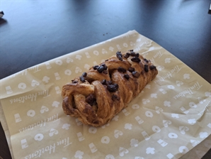 단풍이 파이에 내려앉았다…팀홀튼 메이플 도넛 먹어보니[신상 언박싱]