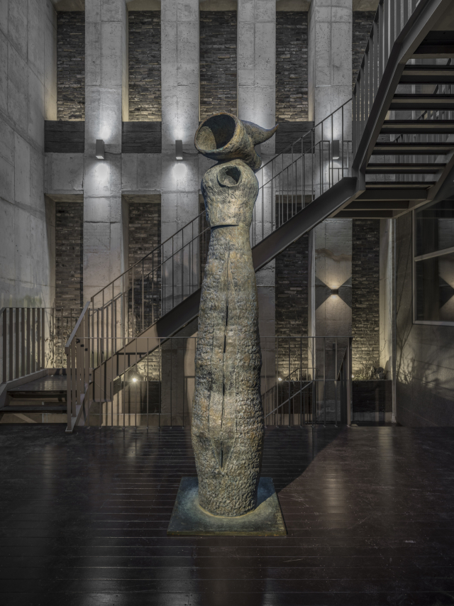 갤러리 야외 중정에 전시된 3미터 크기의 조각 '여인과 새(1982)'의 모습. 구석기 시대 여신상을 연상시키는 이 조각 작품은 바르셀로나 호안 미로 공원에 전시된 22미터 높이의 거대 조각 '여인과 새(1983)'의 선행 작품이자 미로의 작업 세계를 관통하는 중요한 작품 중 하나다. /제공=타데우스로팍