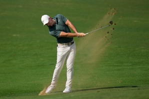 무릎 바짝 붙이는 매킬로이의 임팩트, 셋업 조정만으로 구질 만드는 셰플러