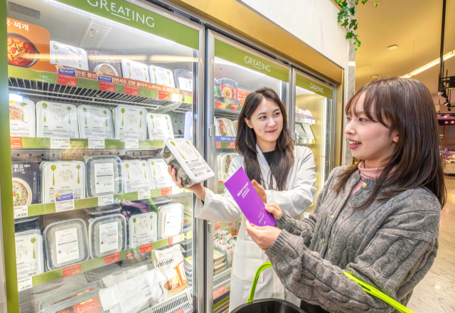경기 성남시에 위치한 현대백화점 판교점 지하1층 현대식품관에서 현대그린푸드 영양사가 세이프티 스코어가 적용된 가공식품을 고객에게 소개하고 있다. 사진 제공=현대그린푸드