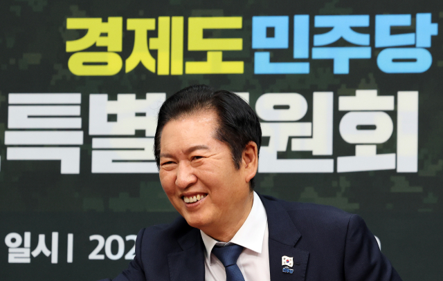 정청래 더불어민주당 대표가 24일 국방안보특별위원회 출범식 및 제1차 회의에 참석하며 미소 짓고 있다. 연합뉴스