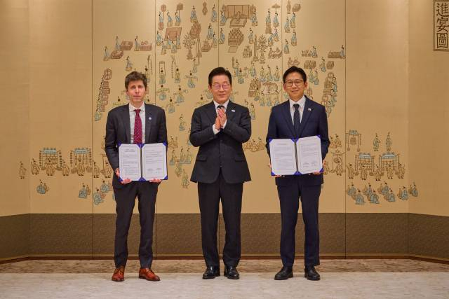 샘 올트먼(왼쪽부터) 오픈AI 최고경영자(CEO)와 이재명 대통령, 배경훈 과학기술정보통신부 장관이 지난달 1일 서울 용산 대통령실에서 인공지능(AI) 협력 관련 양해각서(MOU)를 체결하고 있다. 연합뉴스