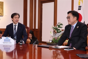 우 의장 만난 조국 "지방분권 원포인트 개헌에 전적 동의"