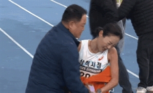"감독 손이 여자선수 허리 아래로"…인천마라톤 '신체접촉 논란' 해명 들어보니