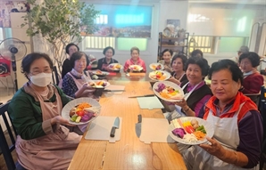 요리로 연결되는 새로운 돌봄… 라떼는집밥 시니어 요리학교로 큰 호응 얻어