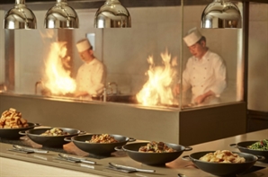 "4인 가족 특급호텔 뷔페 가면 '80만원' 훌쩍"…그래도 '예약 폭주'에 자리 없어 못 간다