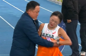 감독이 타월로 감싸자 뿌리친 女선수…감독과 다른 이수민 입장