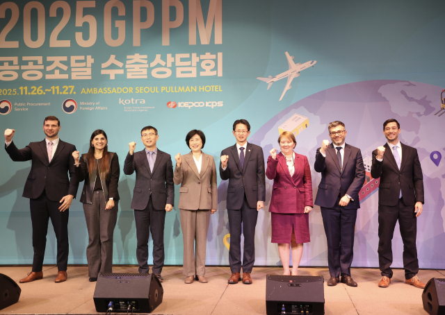 백승보(왼쪽에서 다섯번째) 조달청장이 ‘글로벌 공공조달 수출상담회(GPPM)’ 개회식에서 국내외 참석자들과 기념촬영을 하고 있다. 사진제공=조달청