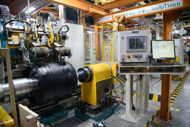 미쉐린 농캐 공장에 있는 자동화 설비가 트럭 버스용 타이어를 생산하고 있다. 사진 제공=미쉐린