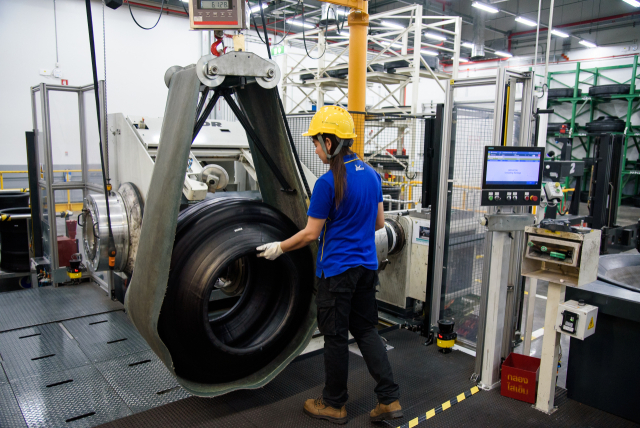 미쉐린 농캐 공장의 여성 작업자가 생산 중인 항공기용 타이어를 점검하고 있다. 사진=미쉐린