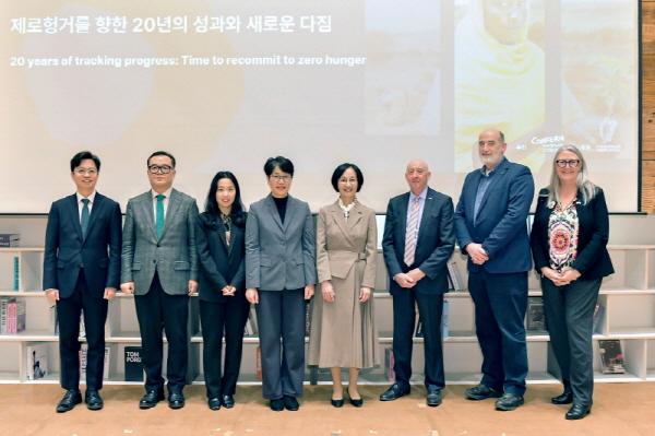 ‘2025 세계기아리포트’에 참석한 연사들이 기념 촬영을 하고 있다(왼쪽부터 이준모 컨선월드와이드 한국 대표, 곽재성 경희대학교 국제개발협력학과 교수, 김시원 중앙일보 더버터 편집장, 유은하 농촌진흥청 기술협력국 국외농업기술과 과장, 이영신 컨선월드와이드 한국 이사장, 도널 콜먼 유엔식량농업기구 가축위원회 의장, 도미닉 크라울리 컨선월드와이드 CEO, 미쉘 윈트럽 주한 아일랜드 대사)