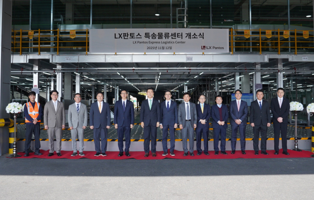 이용호(왼쪽 여섯 번째) LX판토스 대표이사와 임직원들이 12일 인천국제공항물류단지 내 LX판토스 특송물류센터 개소식에 참석해 기념 촬영을 하고 있다. 사진 제공=LX판토스