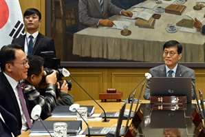 [속보] 한은총재 "금통위원 3명, 3개월 내 금리인하 가능성 열어둬…3명은 유지"