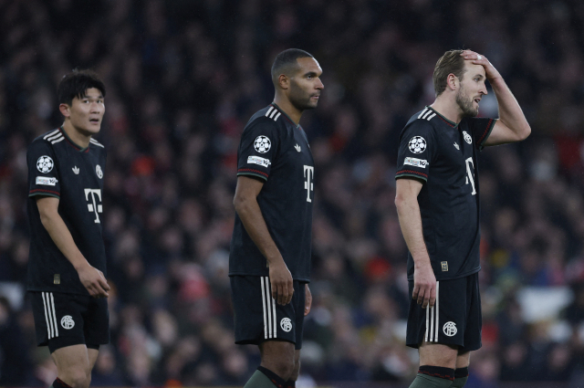 패배 후 허탈해 하는 김민재(왼쪽 첫 번째)와 바이에른 뮌헨 선수들. 로이터연합뉴스