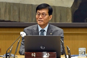 [속보] 이창용 "국민연금과의 외환 스와프 연장 문제 없어"