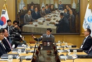 한은, 올 성장률 전망치 0.9→1.0%·내년 1.6→1.8% 상향…2027년 1.9% 첫 제시