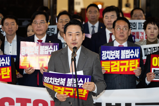 장동혁 국민의힘 대표가 27일 서울 여의도 국회 로텐더홀에서 추경호 의원에 대한 체포동의안 표결을 거부하고 개최한 특검 규탄대회에서 규탄사를 하고 있다. 뉴스1