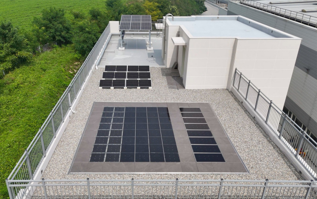 GS건설이 All In One 옥상 바닥시스템을 적용하해 태양광모듈과 타일마감재를 설치한 건물 옥상. 사진 제공=GS건설