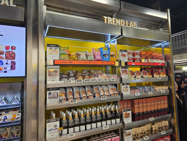 27일 서울 성동구 성수동에 이마트24 플래그십스토어 ‘트렌드랩’ 성수점 매장 내부 모습.이용성 기자