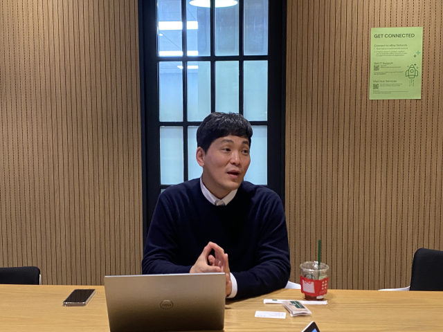 김계훈 이베이재팬 라이프스타일 실장이 K이너뷰티 브랜드 대표 상품을 소개하고 있다. 김남명 기자