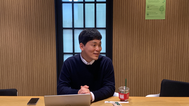 김계훈 이베이재팬 라이프스타일 실장이 K이너뷰티 브랜드 대표 상품을 소개하고 있다. 김남명 기자