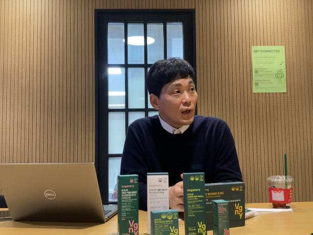 김계훈 이베이재팬 라이프스타일 실장이 K이너뷰티 브랜드 대표 상품을 소개하고 있다. 김남명 기자