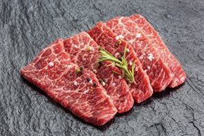 "송년회 때 미국산도 부담되네"…연말 앞두고 소고기값 최고 40% 급등