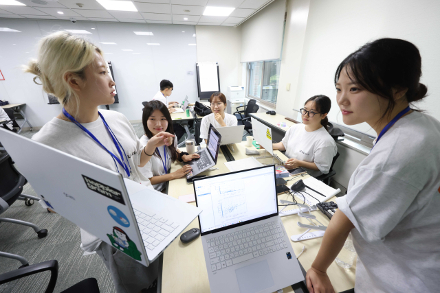 LG AI연구원의 청년 AI 인재 육성 프로그램인 LG 에이머스(Aimers)에서 참가자들이 토론을 하고 있다. 사진제공=LG