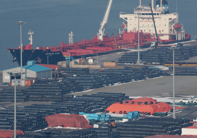 경기 평택시 포승읍 평택항 수출 야적장에 철강 제품이 쌓여 있는 모습. 뉴스1