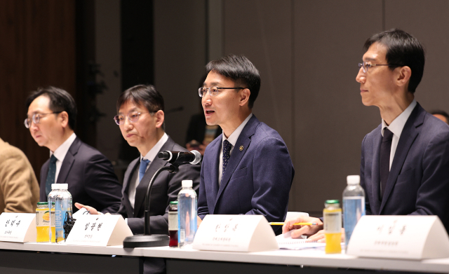 임광현(오른쪽 두번째) 국세청장이 28일 서울 여의도 주한미국상공회의소에서 열린 간담회에서 외국계 기업을 위한 세정지원방안에 대해 설명하고 있다. 사진제공=국세청