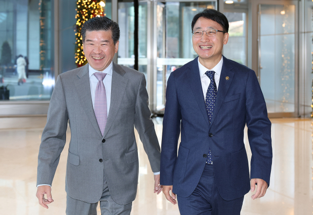 임광현(오른쪽) 국세청장과 제임스 김 주한미국상공회의소(암참) 회장이 28일 서울 여의도 암참에서 열린 간담회 장으로 함께 이동하고 있다. 사진제공=국세청