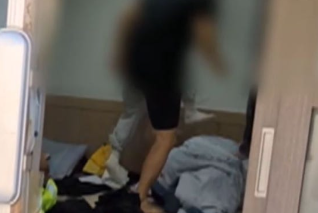 해당 공무원이 환경미화원을 발로 밟는 것으로 추정되는 모습, MBC 보도화면