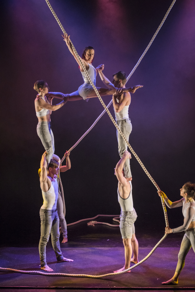 ‘바이 어 스레드’ 공연 장면