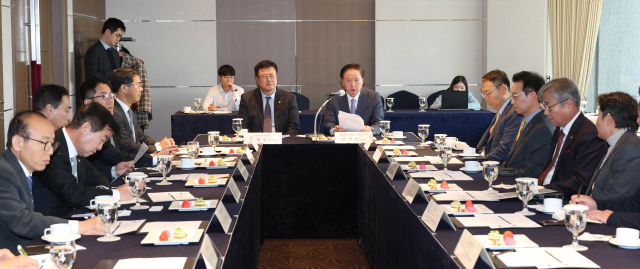 대한상공회의소 문화관광산업위원회가 28일 서울 소공동 롯데호텔에서 개최한 제26차 회의에서 우기홍 대한상의 문화관광산업위원회 위원장이 인사말을 하고 있다. 사진 제공=대한상의