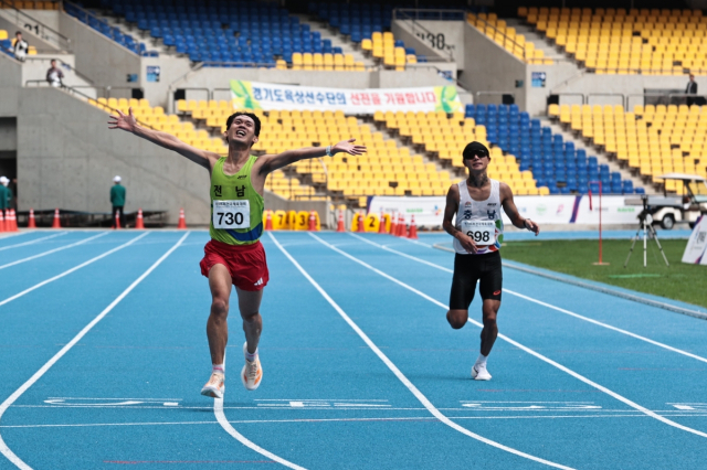 심종섭(왼쪽) 선수가 지난 10월 19일 부산에서 열린 제106회 전국체전 남자 마라톤에서 한승현을 1초 차로 제치고, 가장 먼저 결승선을 통과하고 있다. 사진 제공=대한육상연맹