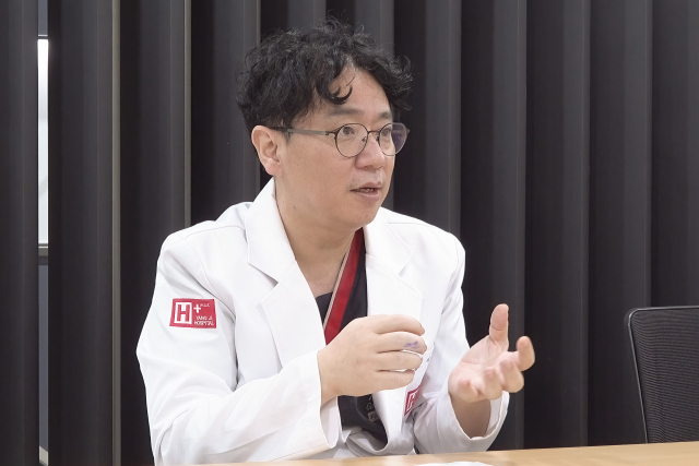 이상환 양지병원 영상의학과 전문의가 미세동맥색전술(TAME)의 원리와 치료 효과에 대해 설명하고 있다. 사진 제공-=에이치플러스 양지병원