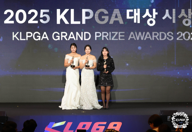 신인상 서교림(왼쪽부터)과 대상 유현조, 인기상 황유민이 28일 KLPGA 대상 시상식에서 기념 촬영을 하고 있다. 사진 제공=KLPGA
