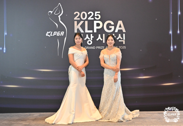 유현조(오른쪽)가 28일 2025 KLPGA 대상 시상식에서 신인상 수상자인 서교림과 함께 기념 촬영을 하고 있다. 사진 제공=KLPGA