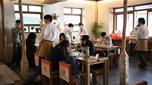 ‘삼양1963’ 맛보는 방문객들