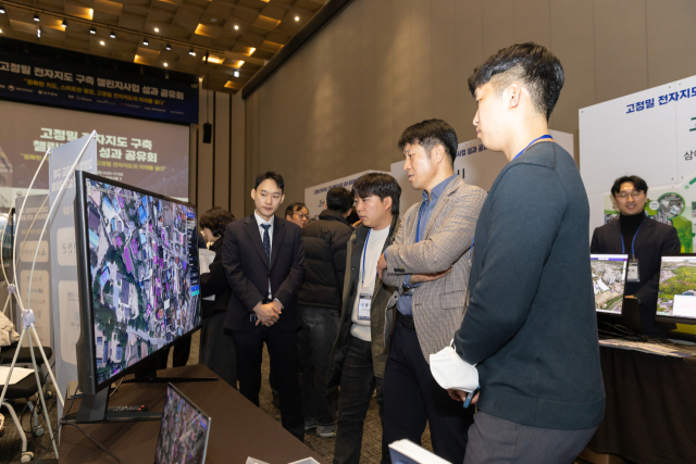 27일 수원컨벤션센터에서 진행된 ‘고정밀 전자지도 구축 챌린지사업 성과 공유회’에 참가자들이 지자체 별 구축 사업 결과물을 관람하고 있다. 사진제공=국토지리정보원